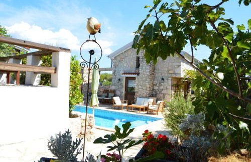 Three Sisters, absolutely unique stone houses, 200 m from the beach - Photo 35