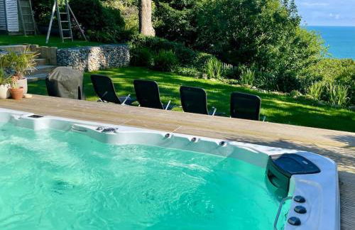 Relaxing private entrance ensuite room with stunning sea view and swimspa - Photo 4