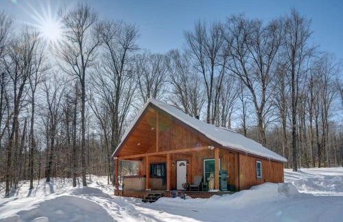 Secluded 2BR Cabin w Hot Tub, Pond, Trails, WiFi - Foto 5