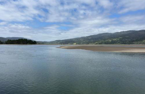 Dockside getaway with hot tub & dock - Foto 26