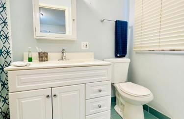 Designer Themed 4 Bedroom in Best Location with Patio and Fireplace - Foto 33