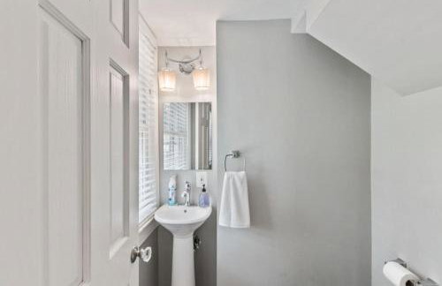 Massive 5BR Historic CozySuites House - Photo 35