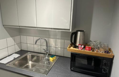 Modern Luxury Private Detached 1 Double Bedroom Studio Apartment - Super Fast Wifi - Foto 7