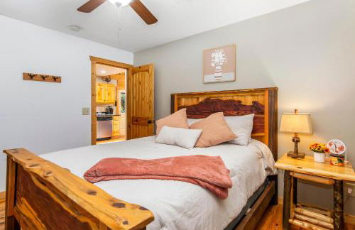 Amazing Creek View Cabin w/ Hot Tub, Firepit & Pool Table - Foto 31