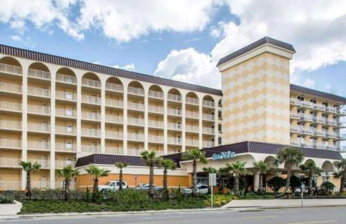 Hear the Atlantic waves in this Studio resort apt in Ormond Beach with vacation amenities - Photo 10