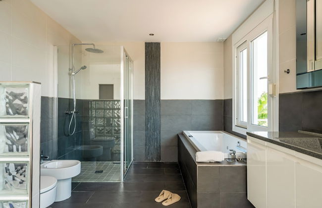 Spacious 3BR Villa with pool and views - Foto 37