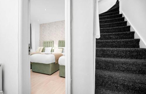 Stylish Five Bedroom House - Parking - Terrace - Fast Wi-Fi 974P - Foto 17