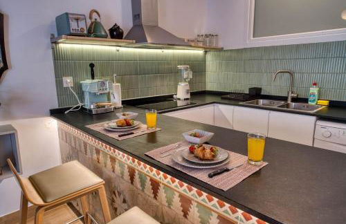 Stunning Home, AC, Beach, Backyard, 4 BR - Photo 10