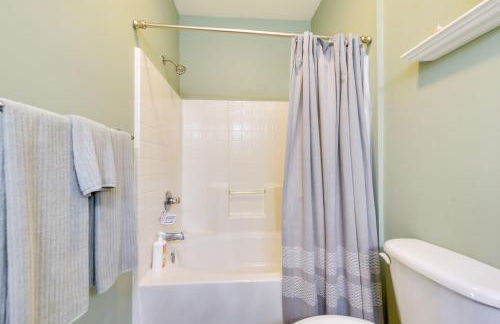 Pond Views and Community Perks Sunset Beach Condo! - Foto 15