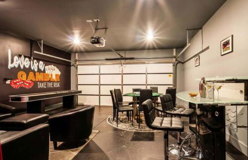 Private Home with Rooftop Game Room near Downtown - Foto 52