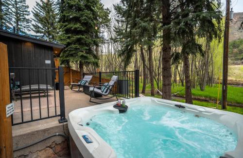 Serene Riverside Retreat with Sauna, Hot Tub, Fire Pit by Forest & Peak Retreats - Foto 25