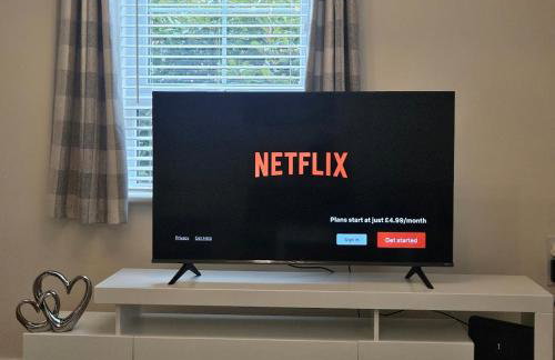 Modern Comfy 3 Bed Home - Free 2 space driveway - Free road parking - Free Netflix - Foto 14