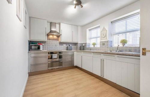 Spacious Apartment with Parking! - Photo 22