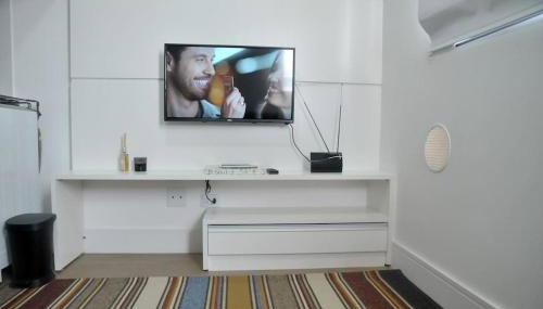 609-Apartamento Encantador, com 1 vaga de GARAGEM, Todo Mobiliado e Decorado, Edificio com Academia, Lavanderia, Excelente localização no Rebouças, Proximo ao Batel e Centro - Foto 4