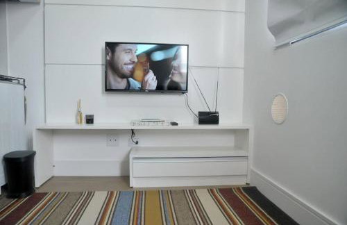 609-Apartamento Encantador, com 1 vaga de GARAGEM, Todo Mobiliado e Decorado, Edificio com Academia, Lavanderia, Excelente localização no Rebouças, Proximo ao Batel e Centro - Foto 4