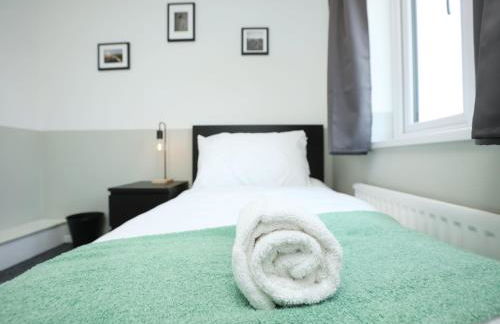 Homely ! Perfect for Contractors and Guests with Private off street parking - Foto 9