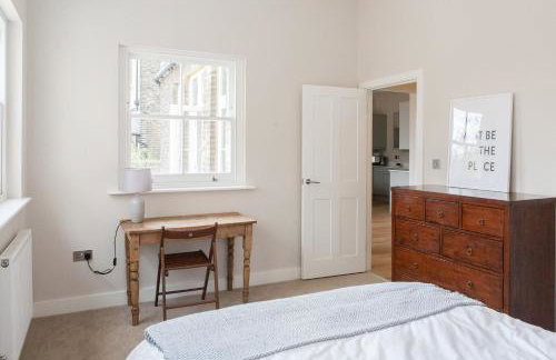 Beautiful 2 bed terrace flat close to Greenwich - Pass the Keys - Photo 7