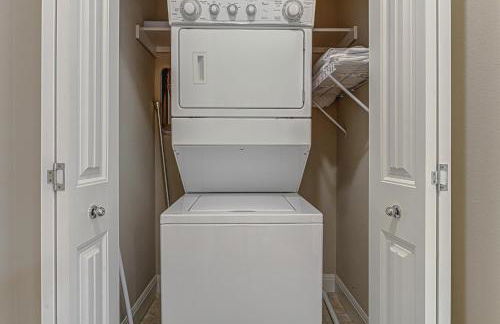 Chic 2BD with Balcony Pool Hot Tub & Marina Views - Foto 31