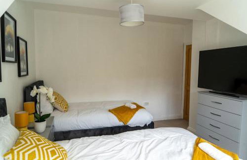 Spacious 15 Guest Home With 9 Beds in Shirley - Photo 11