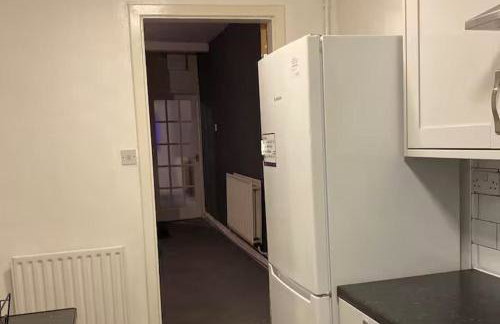 Cosy 2 Bed House - Sleeps 3 Parking & Garden - Foto 12