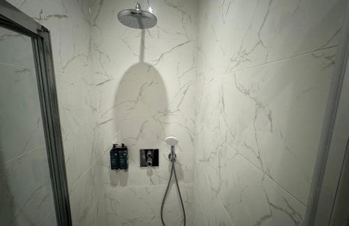 Southgate Luxury Apartments-Jaquzzi Bath-Private Parking- suitable for contractors - Foto 53