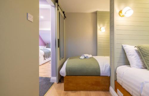 The Secret Garden, Donaghadee - The Hideaway - Stylish 5-Beds, and Lavish 3-Bedrooms - Guests 7 - Super Fast Speed Wi-FI - Foto 75