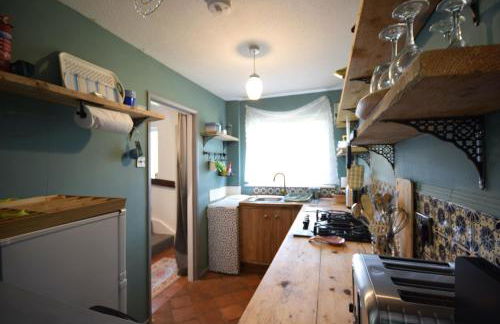 Stylish 1BR Retreat with Garden and Rustic Kitchen - Foto 14