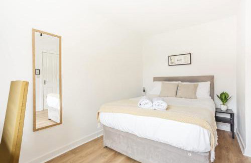 Comfortable 4 Bed Modern Townhouse with Parking - Foto 18