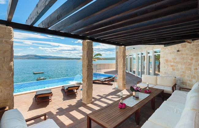 Luxury at Villa Cama - Your Dream Vacation Rental! - Foto 37