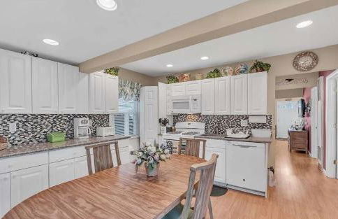 Seaside Getaway! 3 Blocks to Beach with Washer-Dryer - Foto 7