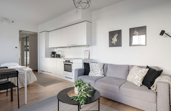 New 1BR Home with Balcony next to Railway Station - Foto 13