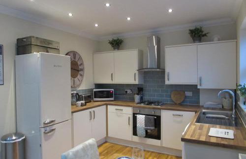 Apartment 1 Exquisite two king bedroom with en suites - close to the town centre, rail, airport and theatre - Photo 4