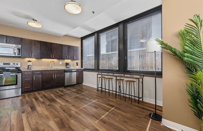 Sleek 2BR Downtown Retreat with Gym - Foto 19