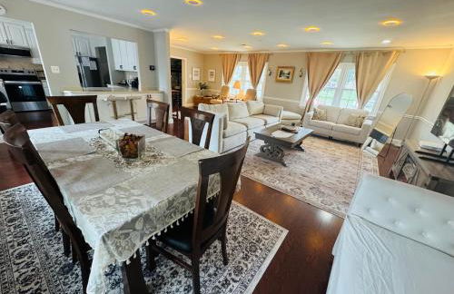 Bright Home for Family and Groups with Patio - Foto 31