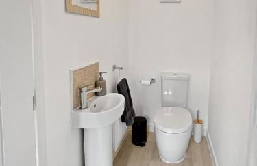 Amaya Seven - Luxury 3 bedroom detached house with garden & driveway - Sleeps 7 - Bottesford, Leicestershire - Foto 18