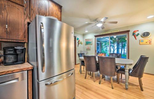 Charming Lakefront Home with Grill and Fire Pit! - Foto 10