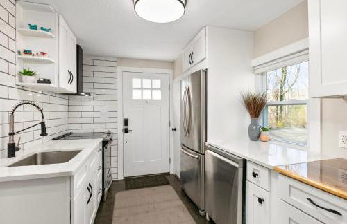 Modern & Cozy on Private Lane, Minutes to Airport - Foto 29