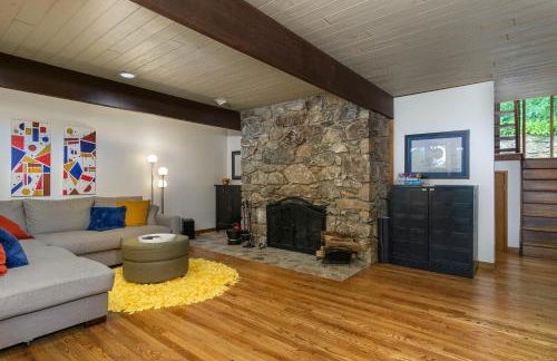 Retro Metro Deck House MCM Gem with Hot Tub & Spectacular Views! - Foto 28