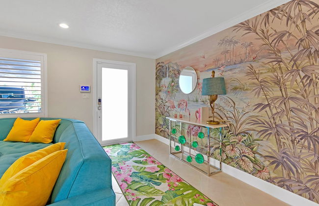 Flirty Flamingo Colorful Waterfront Escape w Pool - Foto 13