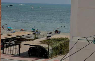 Apartamento con terraza y parking en primera línea - Foto 11