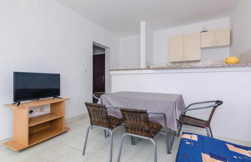 One-Bedroom Apartment In Hodilje - Photo 2