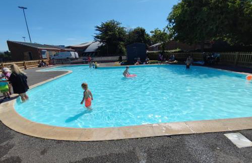 3 Bedrooms, PARKING 3 cars, GARDEN, Wi-fi, CONTRACTOR STAY, close to the Beach, Shops, Hospital, Airport - Foto 25