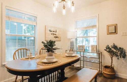 Longhorn Home with King Bed & Rain Showers Walk to DT Activities, Lake & Eateries - Foto 11