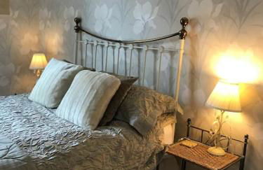 Crescent Cottage, sleeps 8, pet friendly - Photo 34