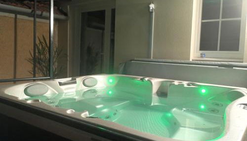 Maison avec Jacuzzi paisible et centrale - Photo 5