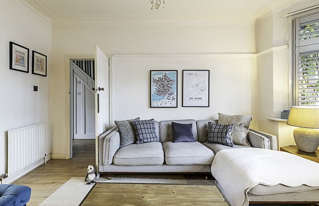 Gorgeous 4-bed Home With a Fireplace and Terrace - Foto 14