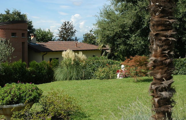 Fabulous Villa in Barasso near Lake - Photo 18