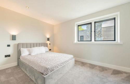 Modern 5 Bedroom Luxury Home with Sea Views and Hot Tub - Photo 25