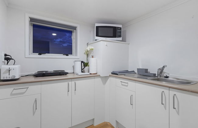 Newly Renovated Studio w Parking-Netflix - Photo 6