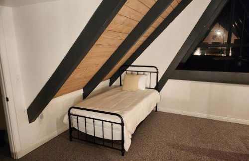 Hot Tub-EV-Kid Friendly-Arcade Game-BBQ-Fire Pit - Photo 30